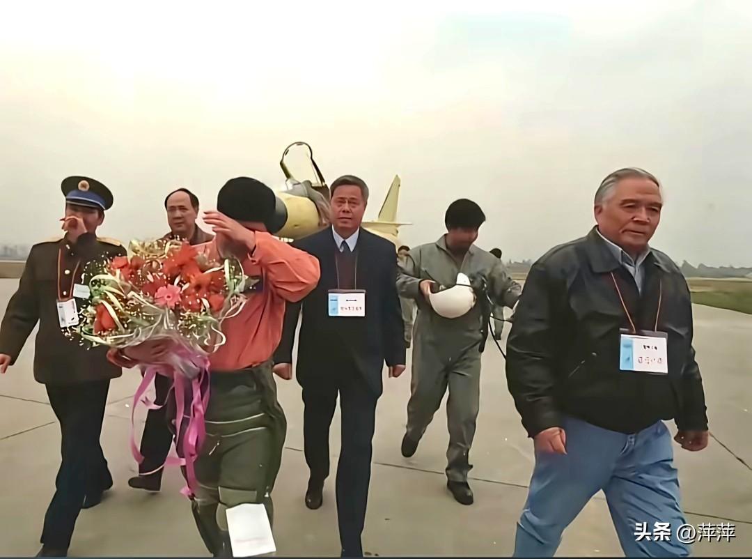 1998年3月23日，歼-10战斗机首飞成功！图中手捧鲜花、激动落泪的是首飞试飞