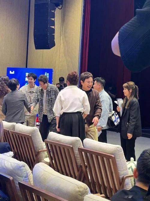 4月9日澳门国际喜剧节上，沈腾与马丽握手瞬间双双笑崩。两人本想维持端庄，指尖相触