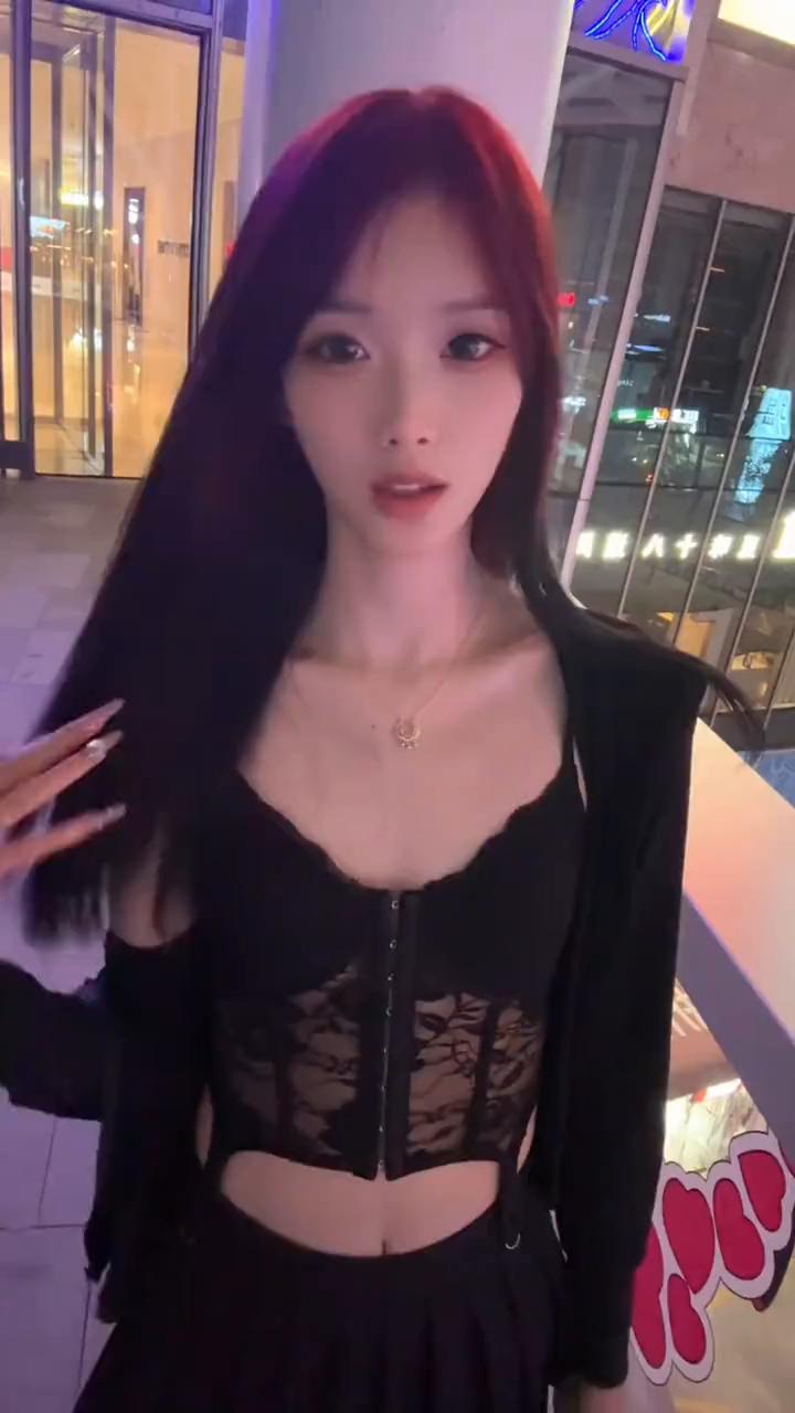 怎么这个六月吹来一阵清风，原来它带着你的记号，你的心中我想和你。