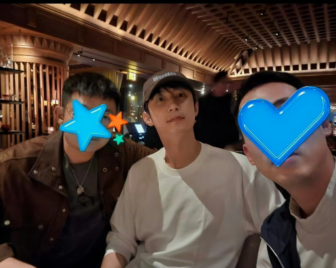 路人视角下的黄景瑜好乖，在展馆里安静看画，身高在人群中好显眼。今天也是羡慕香港市