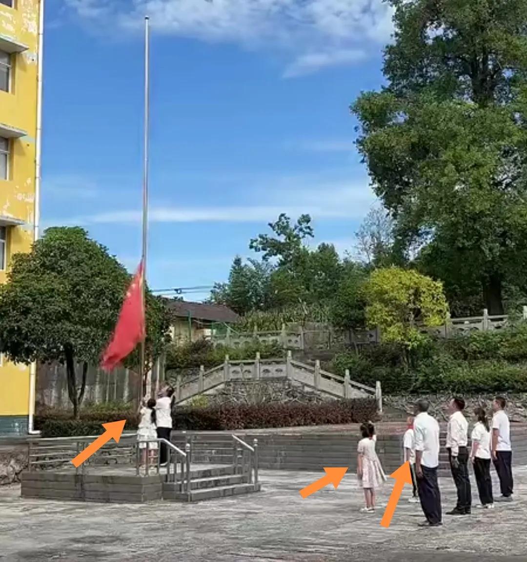 宜昌长阳一学校新学期3个学生5个老师升国旗。