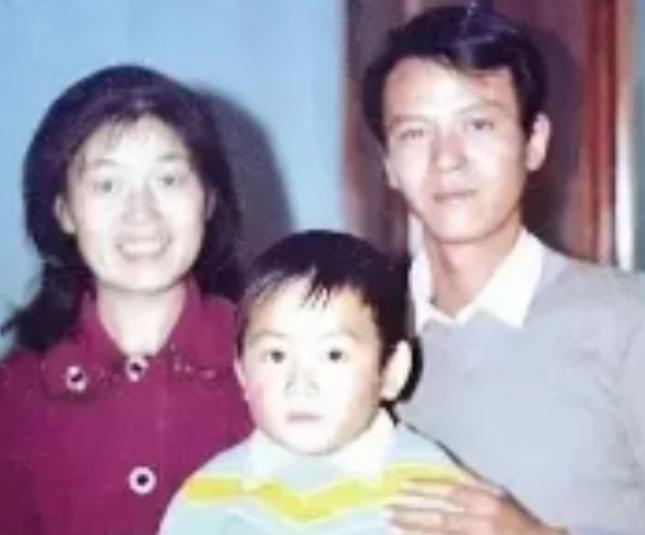 1979年，知青戴建国不顾家人的反对，迎娶傻姑程玉凤为妻。新婚夜，戴建国哭着解开