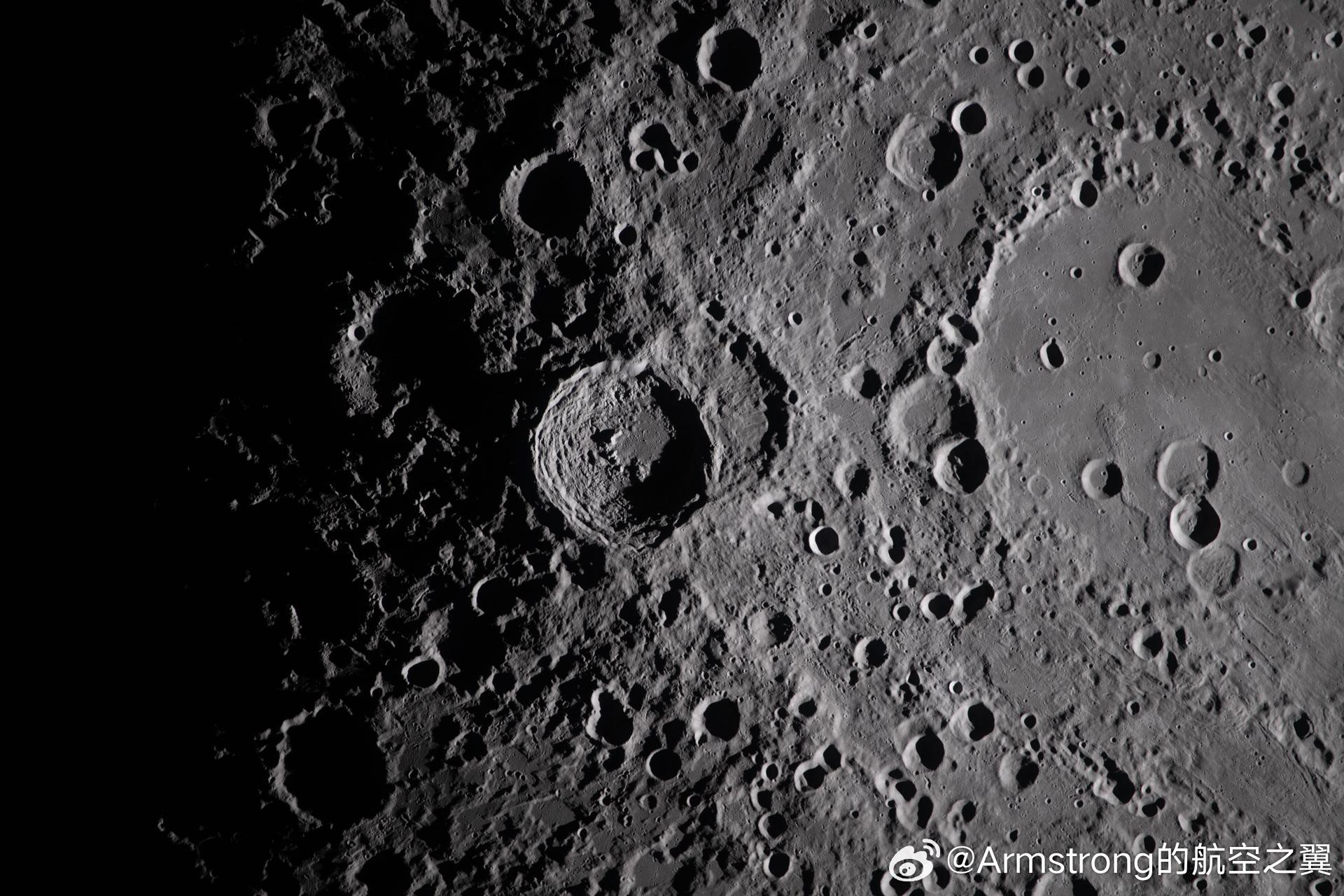 阿尔忒弥斯二任务期间，从猎户座飞船窗口拍摄的月球照片。月球没有大气层保护且缺乏地