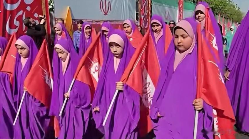 面对美以侵略者的步步紧逼，伊朗一场盛大阅兵，向世界展示了整个民族视死如归、坚如磐