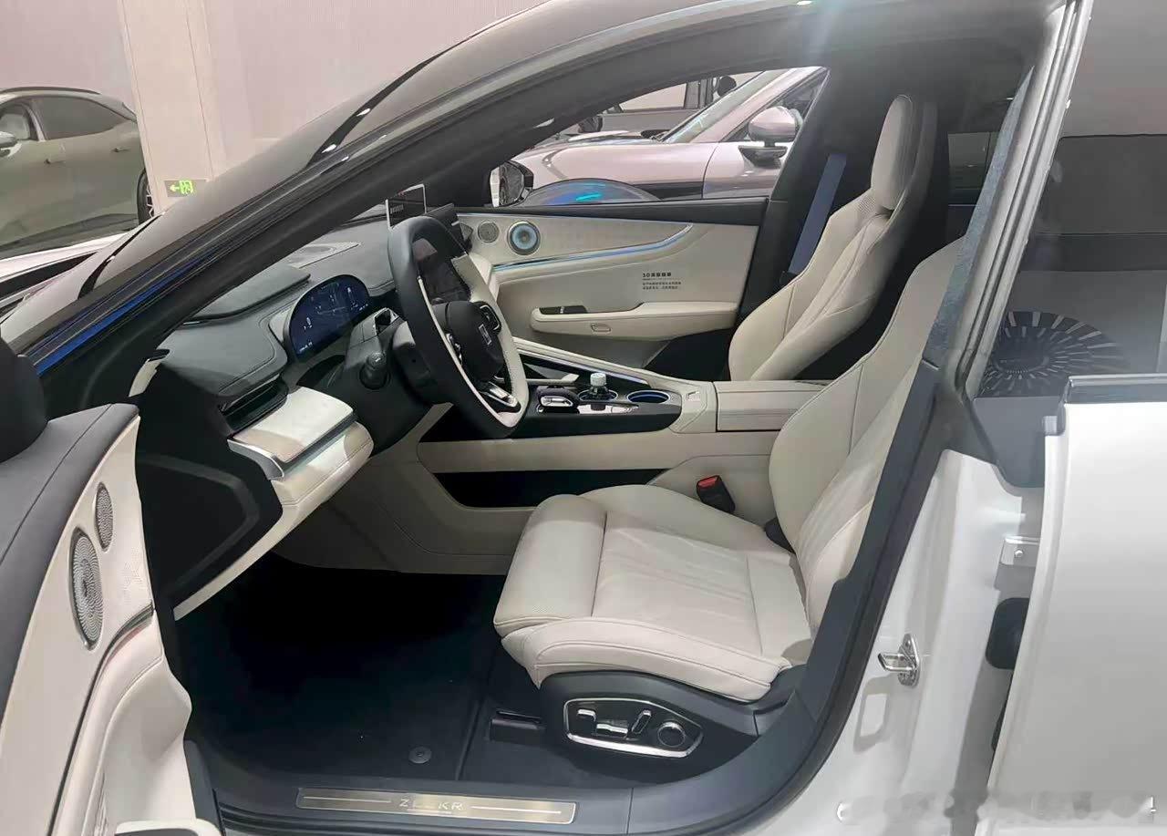 001的车身比例协调漂亮、而且车子体量看着很大，车身长度和轴距都够长，前后排的横