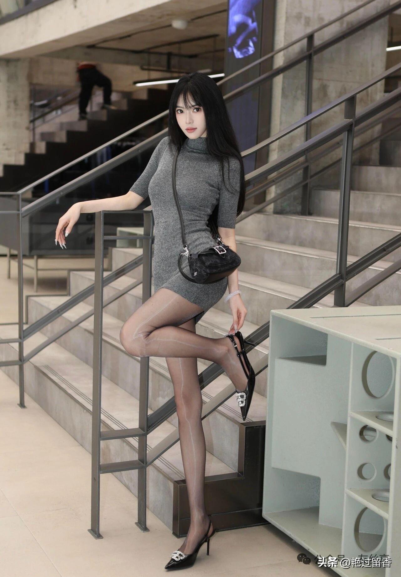 都市时尚少女，黑丝与高跟鞋的完美搭配，自信满满！什么样的穿搭可以成为气质女神?