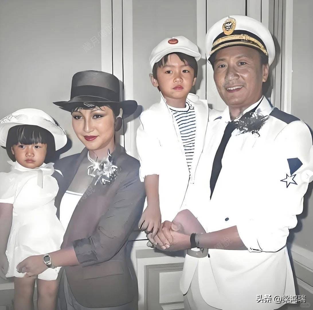 狄波拉出生于1951年，她刚一出生就被亲生父母遗弃，是由养父母把她养大的。跟随养