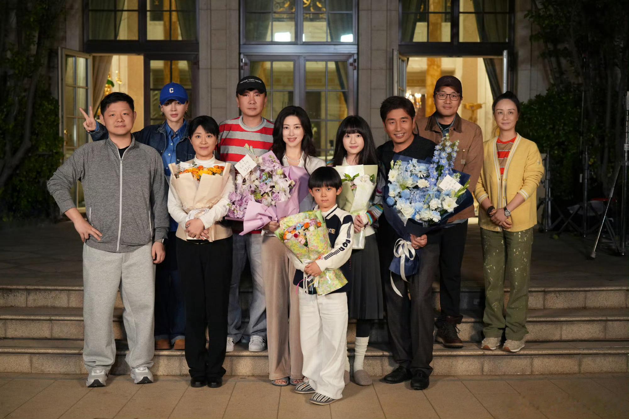 朱珠此刻的生活杀青照朱珠领衔主演此刻的生活此刻的生活杀青 一束鲜花，一程角色，一