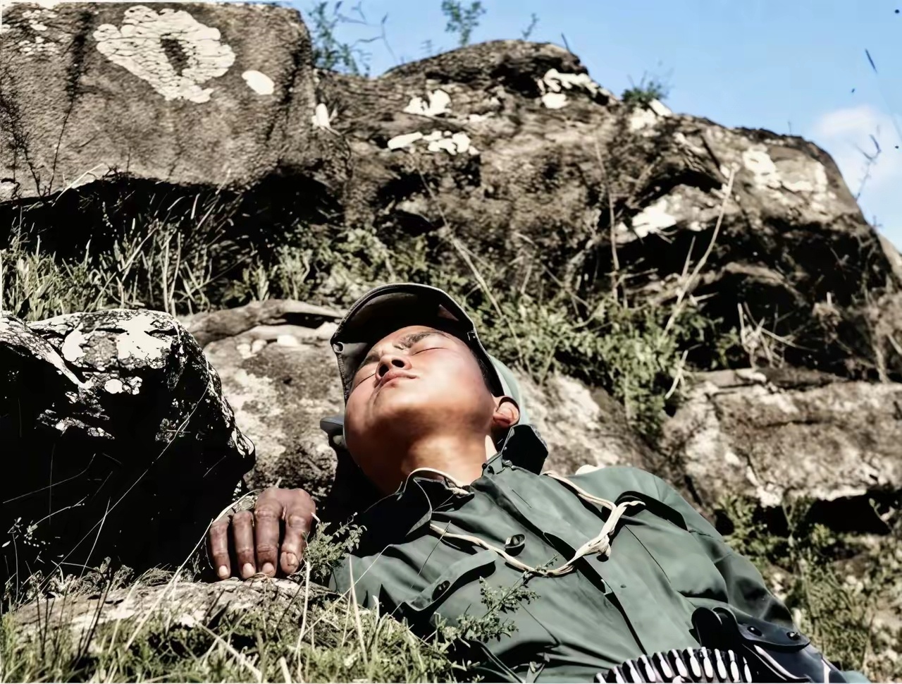 这张照片是1940年百团大战期间，由红色摄影师徐肖冰拍摄的八路军战士战斗间隙休憩