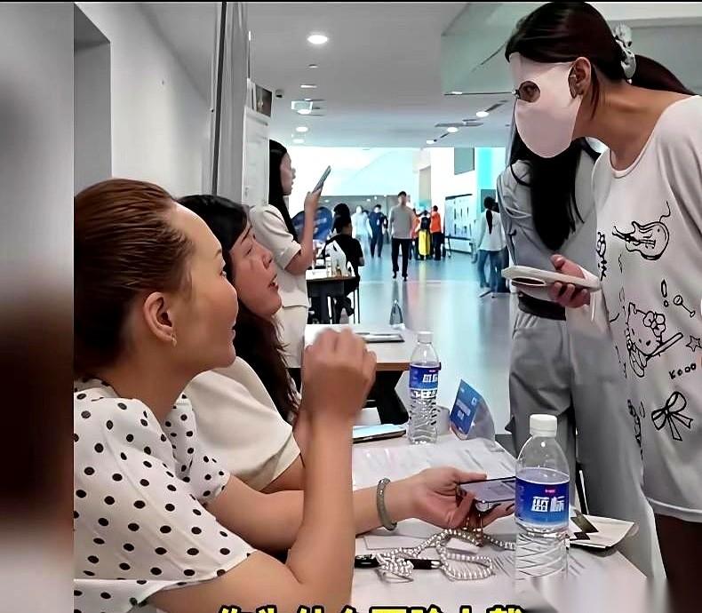 校招会现场，一排排都是正装白衬衫，空气里混着打印纸和紧张汗水的味道。
门推开，所