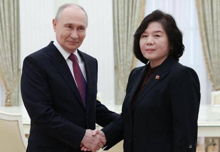 谁敢信？硬抗西方制裁的俄罗斯，如今连自家后院的油桶都护不住！普京甚至破天荒承认了
