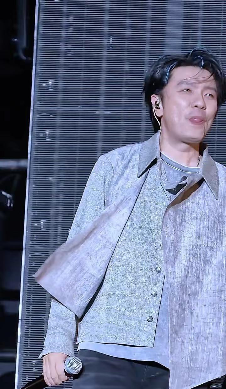 烟嗓回忆杀！阿杜登陆上海中秋歌会阿杜 阿杜上海演唱会 歌者归来上海站  他一定很