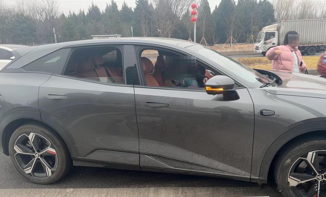 北京，男子在平台上打了一辆拼车，上车后坐在了副驾上，车后座上坐着一名孕妇。谁知，