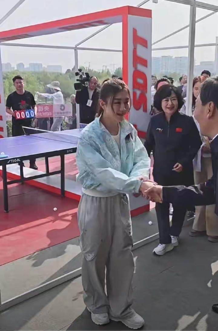 近日，奥运冠军陈梦现身淄博，出席山东乒超文旅嘉年华活动，一身清爽造型亮相海岱楼，