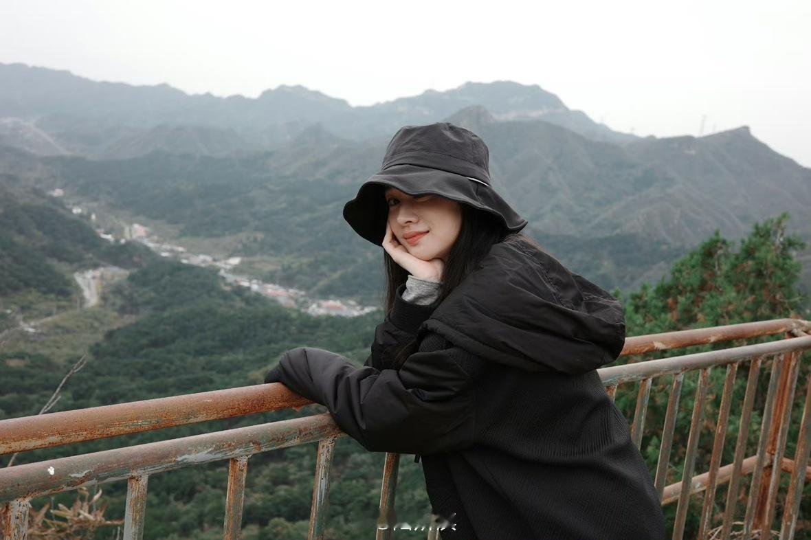 娱乐[超话]陆妍淇爬山plog陆妍淇爬山明信片点开照片扑面而来的自然气息…… ​