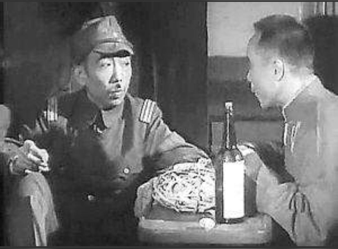 看电影《铁道游击队》打票车那场戏时，可能好多人都没留意这两位客串演员。他们就像两