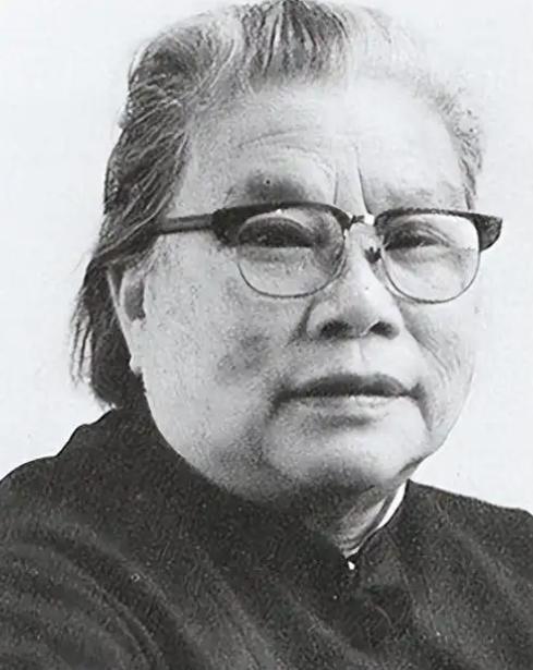 1983年9月25日，一辆黑色轿车缓缓驶出北京的一处大院。坐在后座的老太太突然开