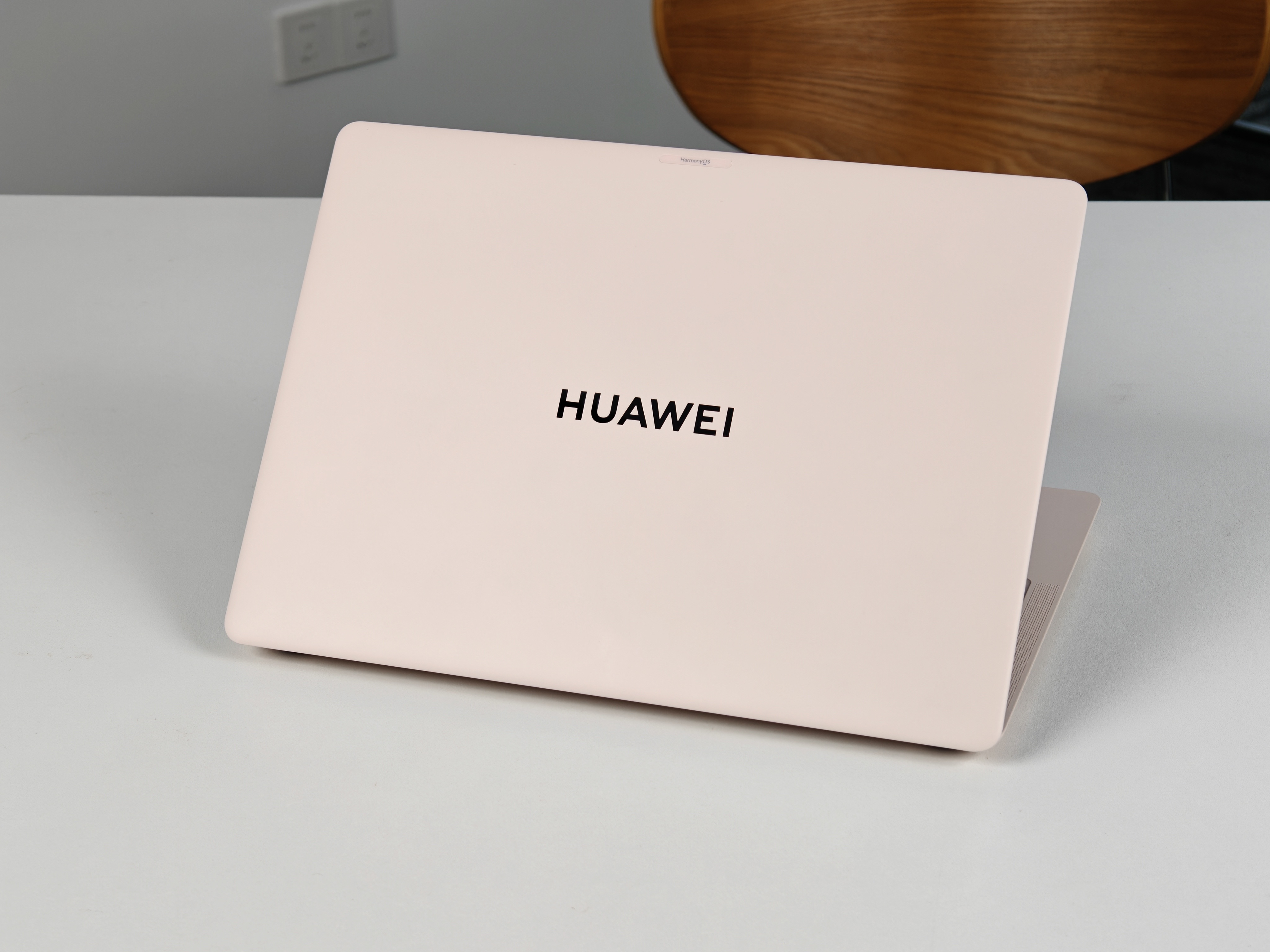 如果要选颜值最高的笔记本，我觉得MateBook Pro可以上榜。它不仅设计比较