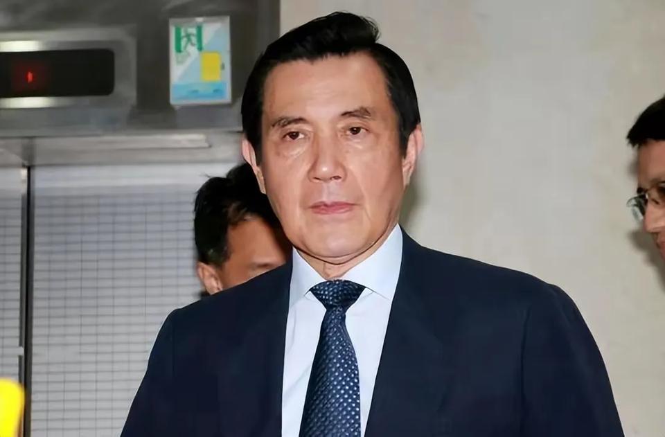 马英九：大陆14亿人要尊从台湾2千万人意愿。
这句话应该是美国给跪着的台湾人上方