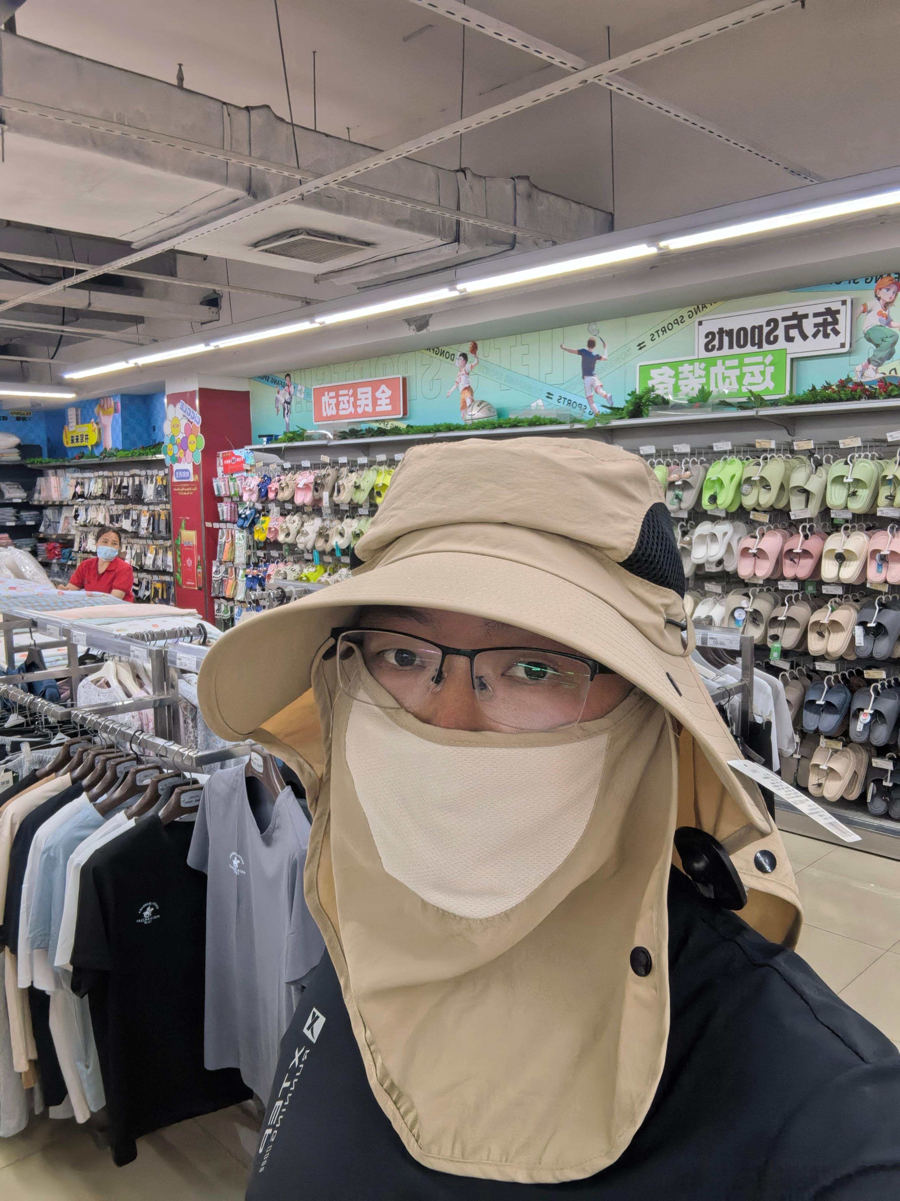 这装备，适合去沙漠。 ​​​