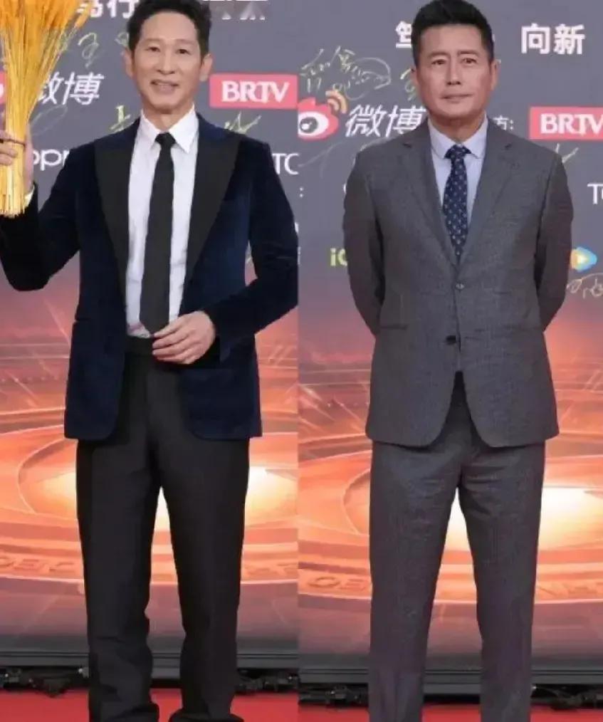 右面的年龄大，却比左面的显年轻。右面的帅气些，却没有左面的显耐看。右面的颜值高，