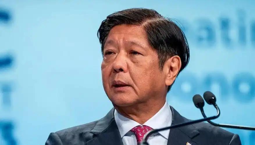 *菲律宾总统马科斯这回可是丢人丢到全世界了！他做梦也没想到，自己精心炮制的"倒萨