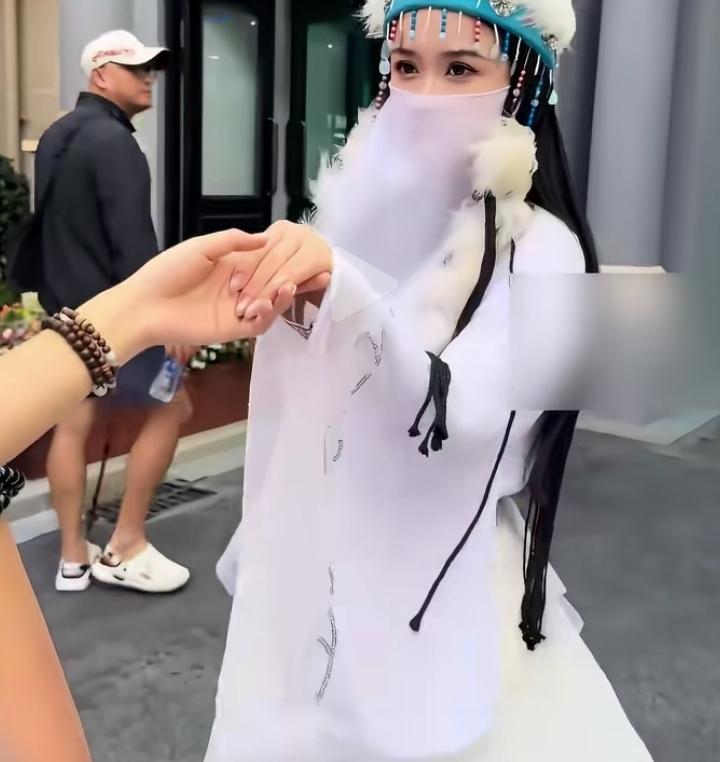路人当场看傻眼！景区偶遇真人版香妃，仿佛穿越还珠格格！
 
谁的童年DNA动了！