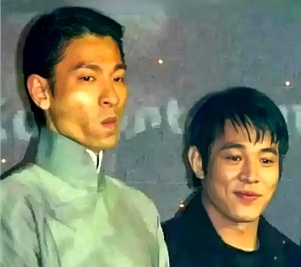 烧掉3个亿，票房亏到裤衩都不剩。
陈可辛却把1个亿现金，硬塞给李连杰，还对着所有