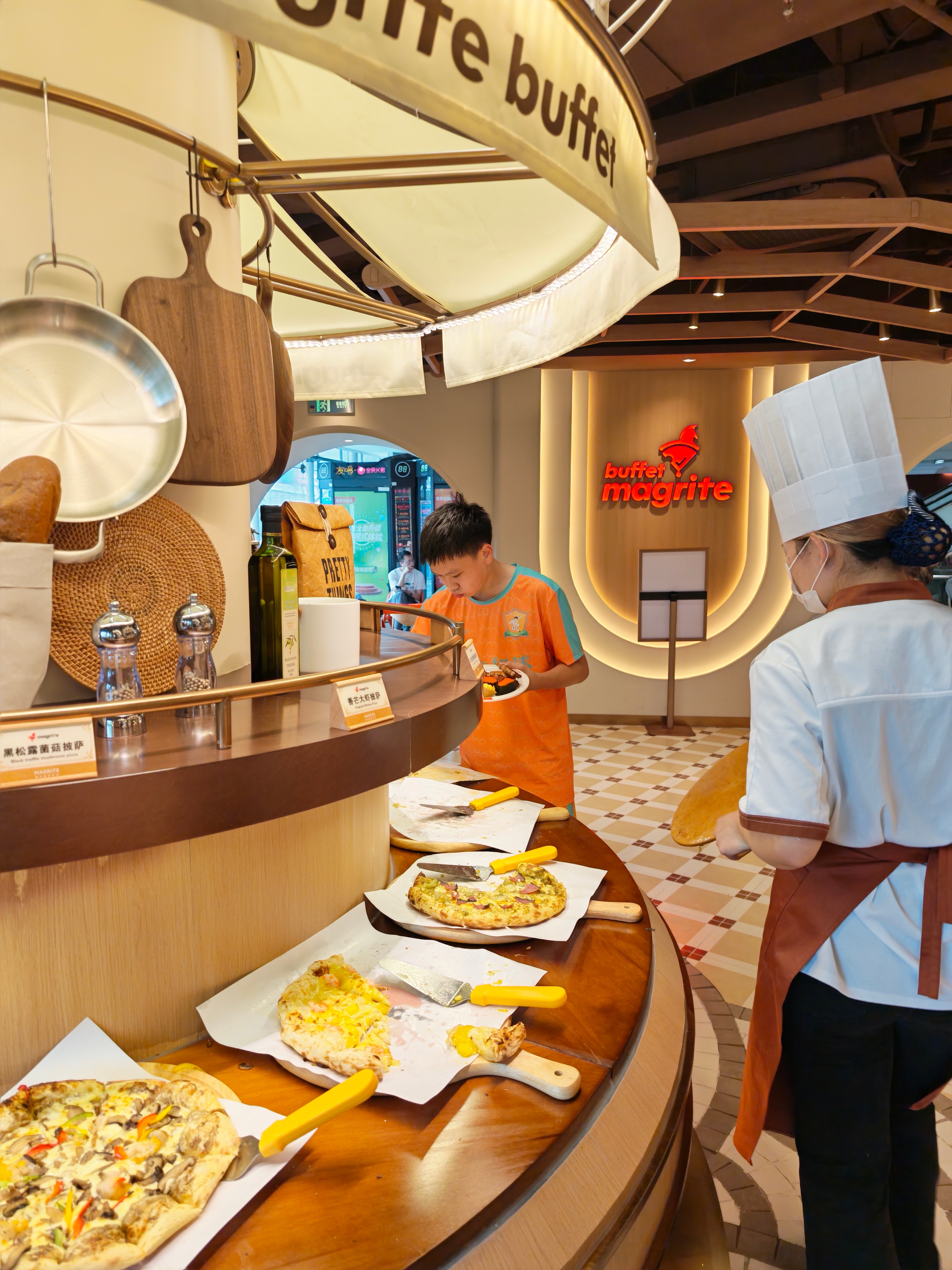 10点开领号，11点才正式开餐。我们10点11分到店，已经排到75号，最终等了不