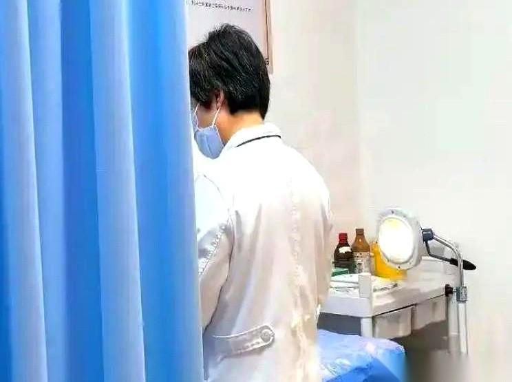 40岁的王女士躺在检查床上，一动不敢动。
医生没用什么复杂仪器，就一把镊子，往她