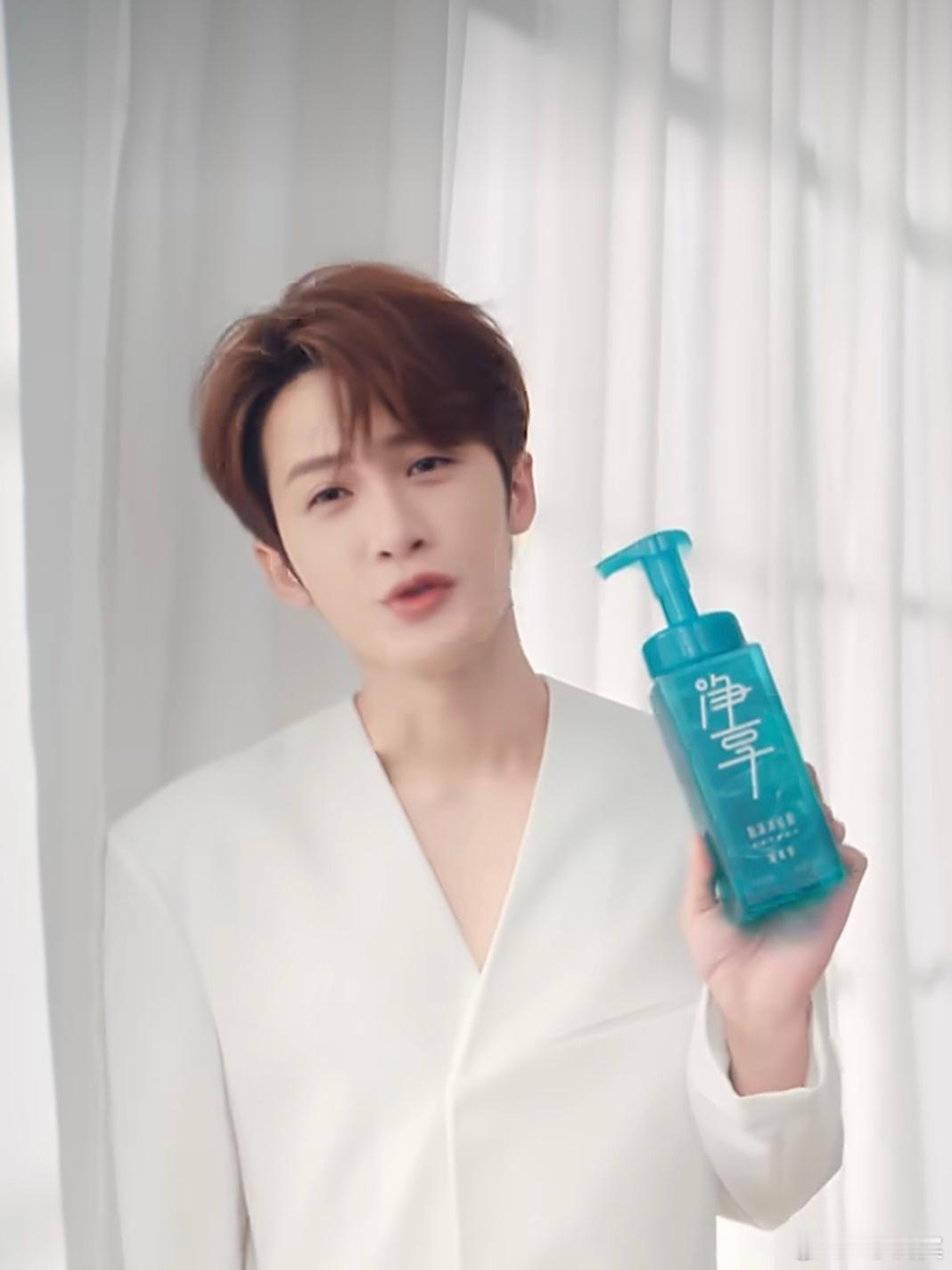 檀健次为蓝月亮净享沐浴全球代言檀健次蓝月亮净享全球代言人  舞台之上，他是光芒万