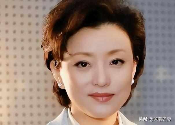 杨澜大概怎么也想不到，当年那个在离婚协议上签了字就转身离开的男人，会用一种最沉默