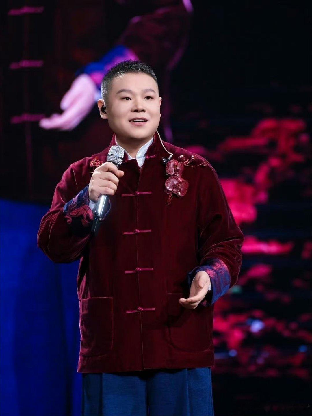 岳云鹏教蔡磊儿子快板朴实温情直击人心，知名相声演员俯身教孩童打快板，动作细致讲解
