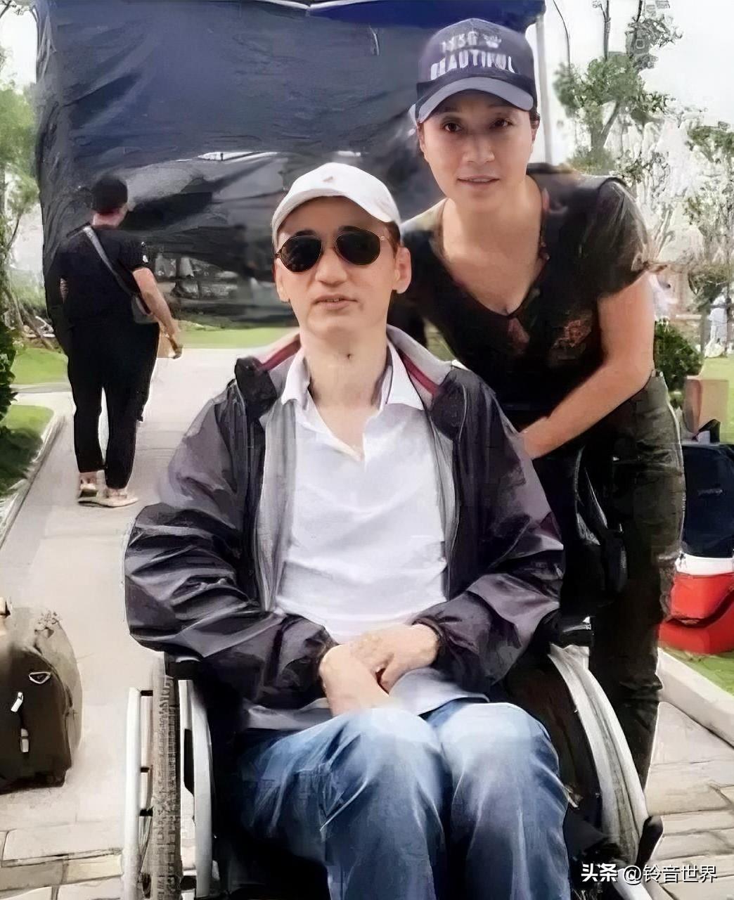 看着像陈小艺。应该是她吧？身边坐在轮椅上的帅男是她的丈夫吧？听说她的丈夫病了，虽