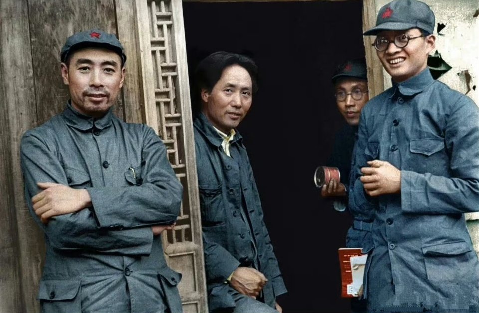 1939年陕北，毛主席与战友们在一起！