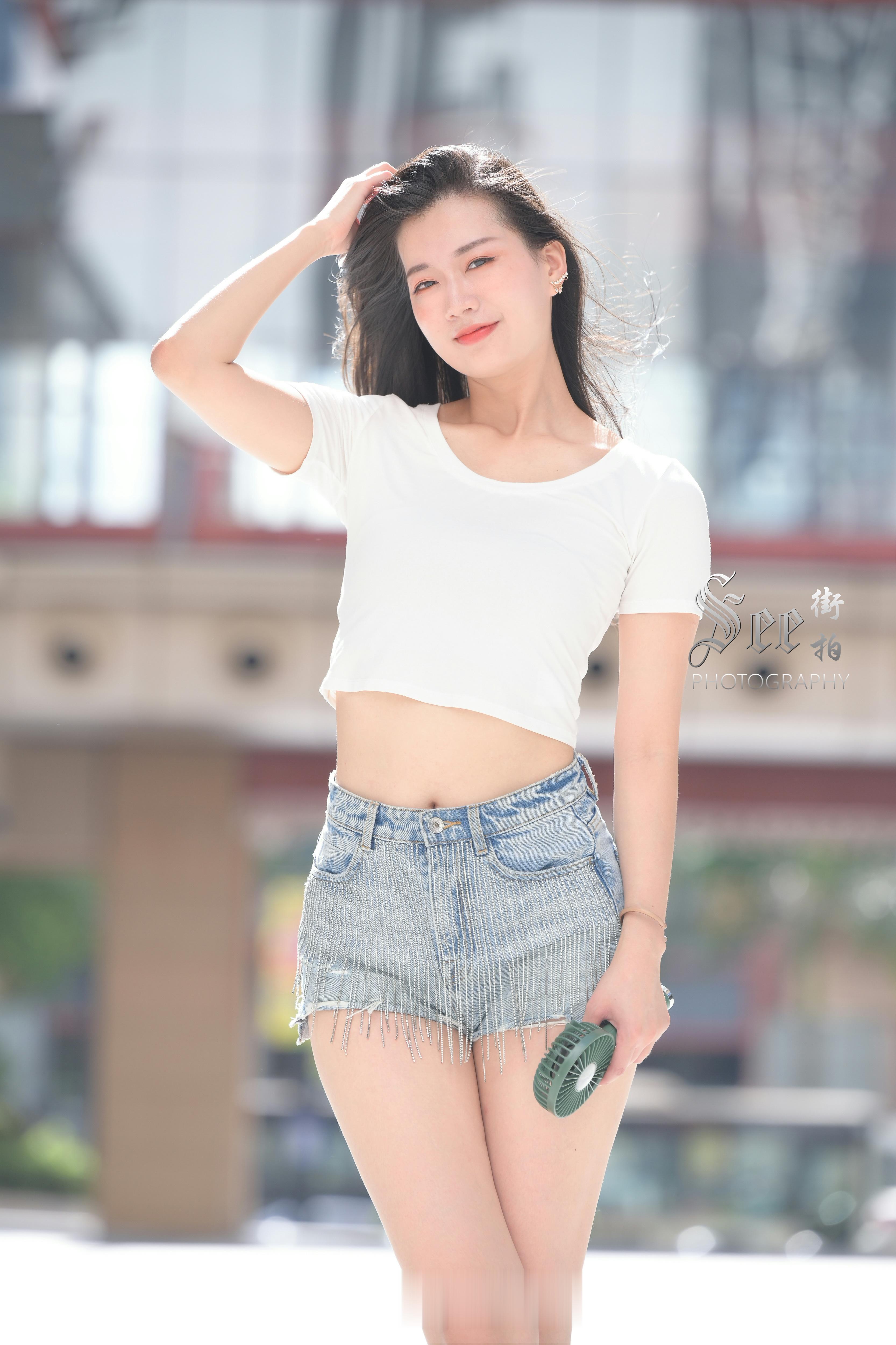 T恤牛仔短裤，简单显身材~~ ​​​
