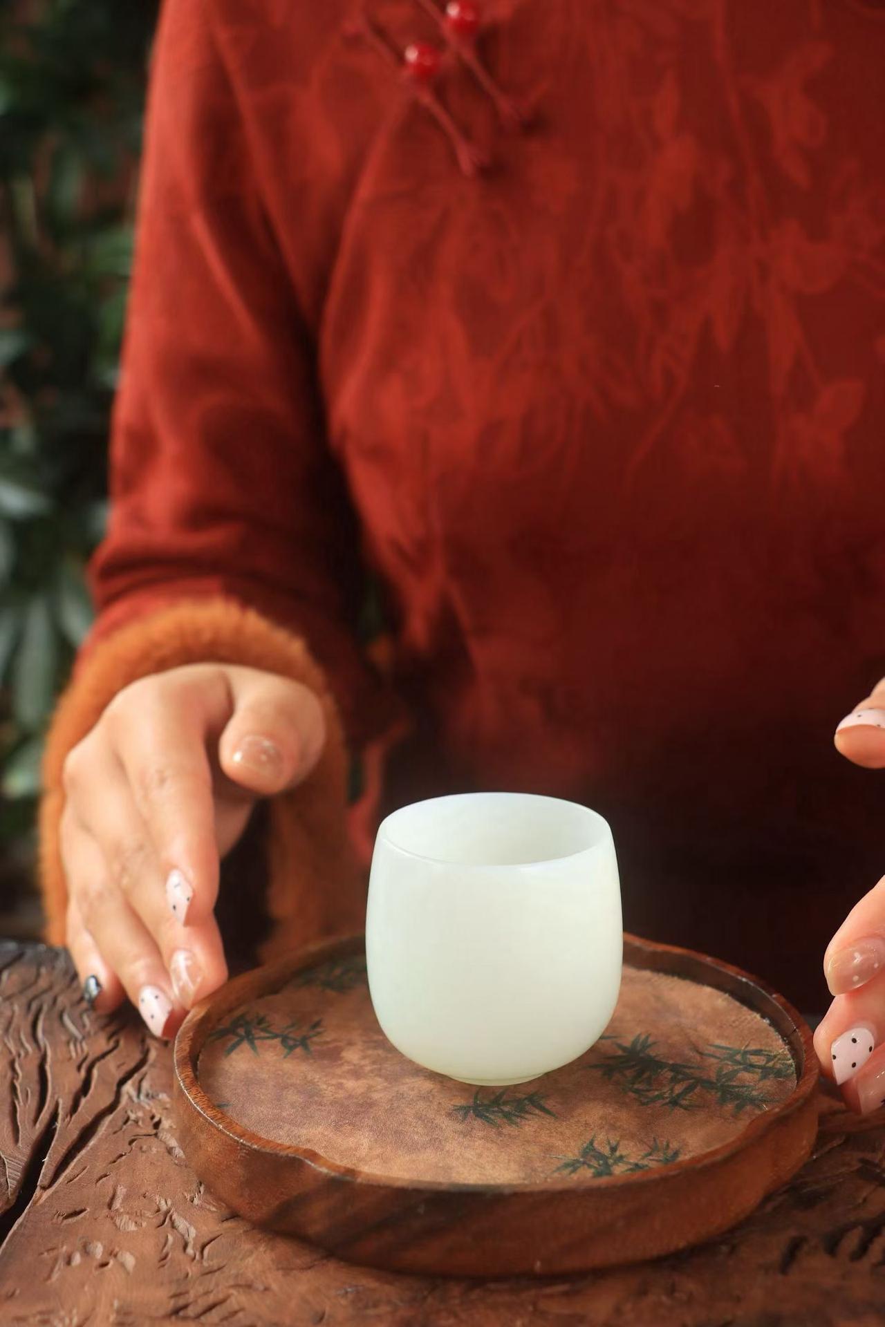 〈品茗杯•羊脂玉〉

精选和田玉羊脂玉茶杯，温和细腻，脂润十足～🍃纯手工薄胎工