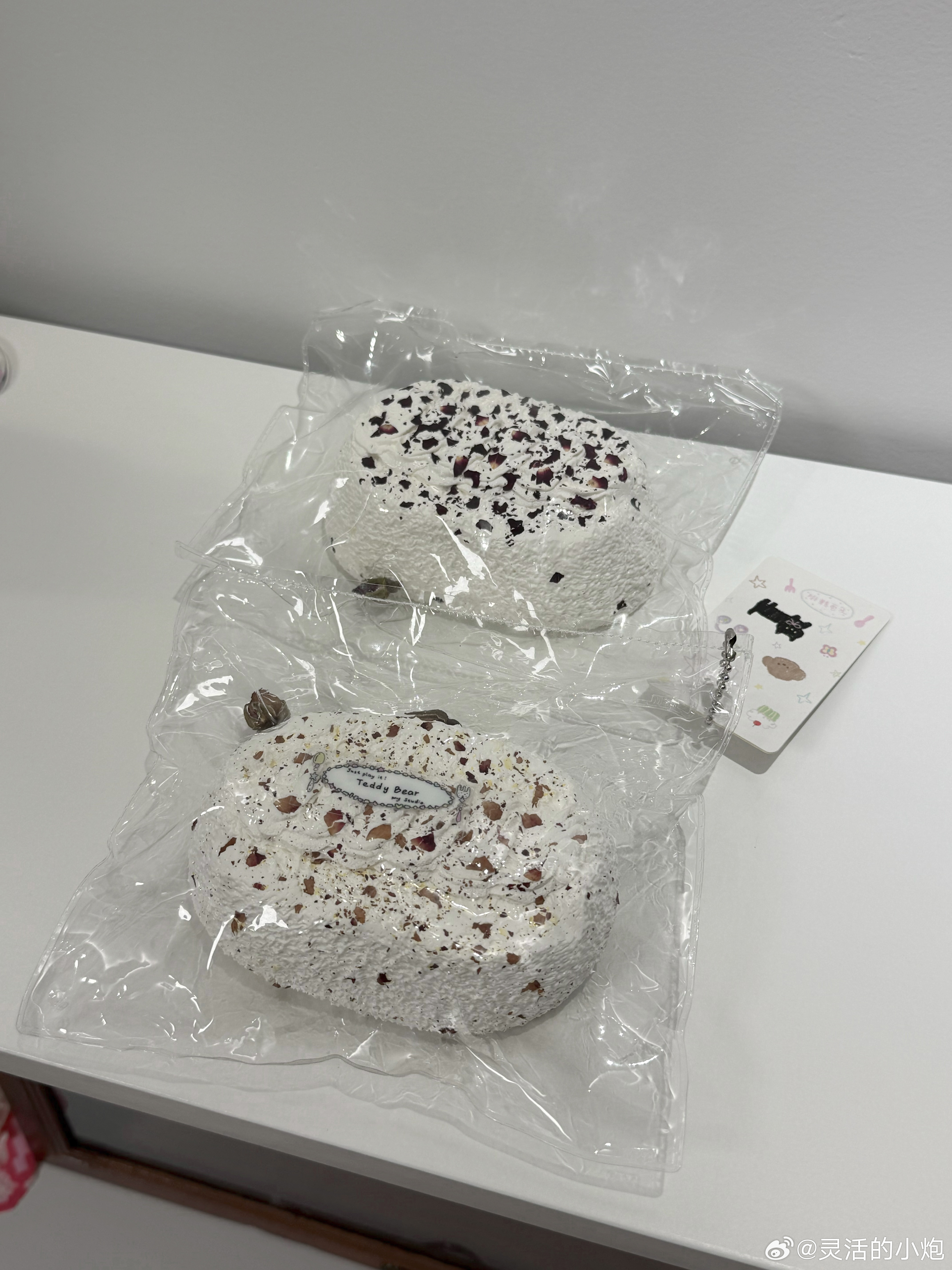 不！这是我最爱的捏捏没有之一， 我买了两个， 有一个玫瑰花掉色氧化了 ！好丑