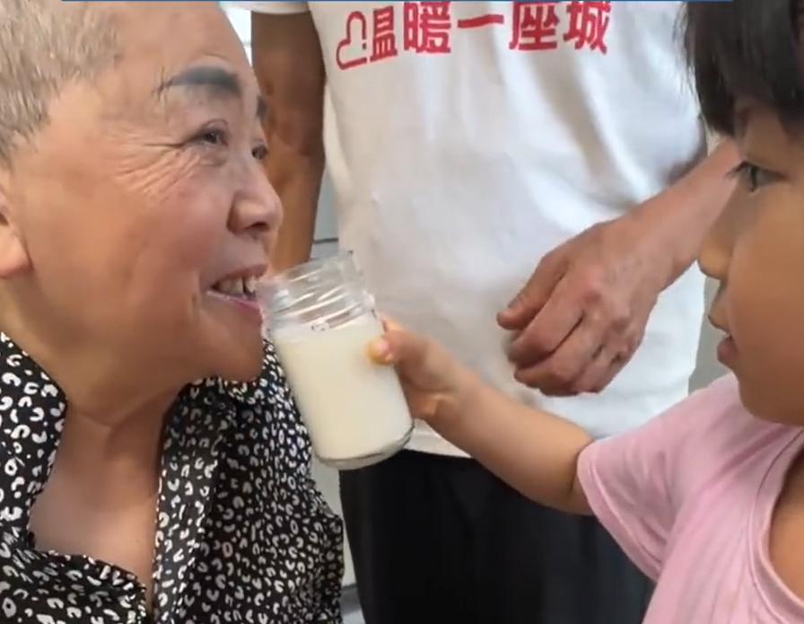 没有煽情，没有洗白，这事越想越气人。
河南一位67岁的妈妈，高龄生下小女儿。
如