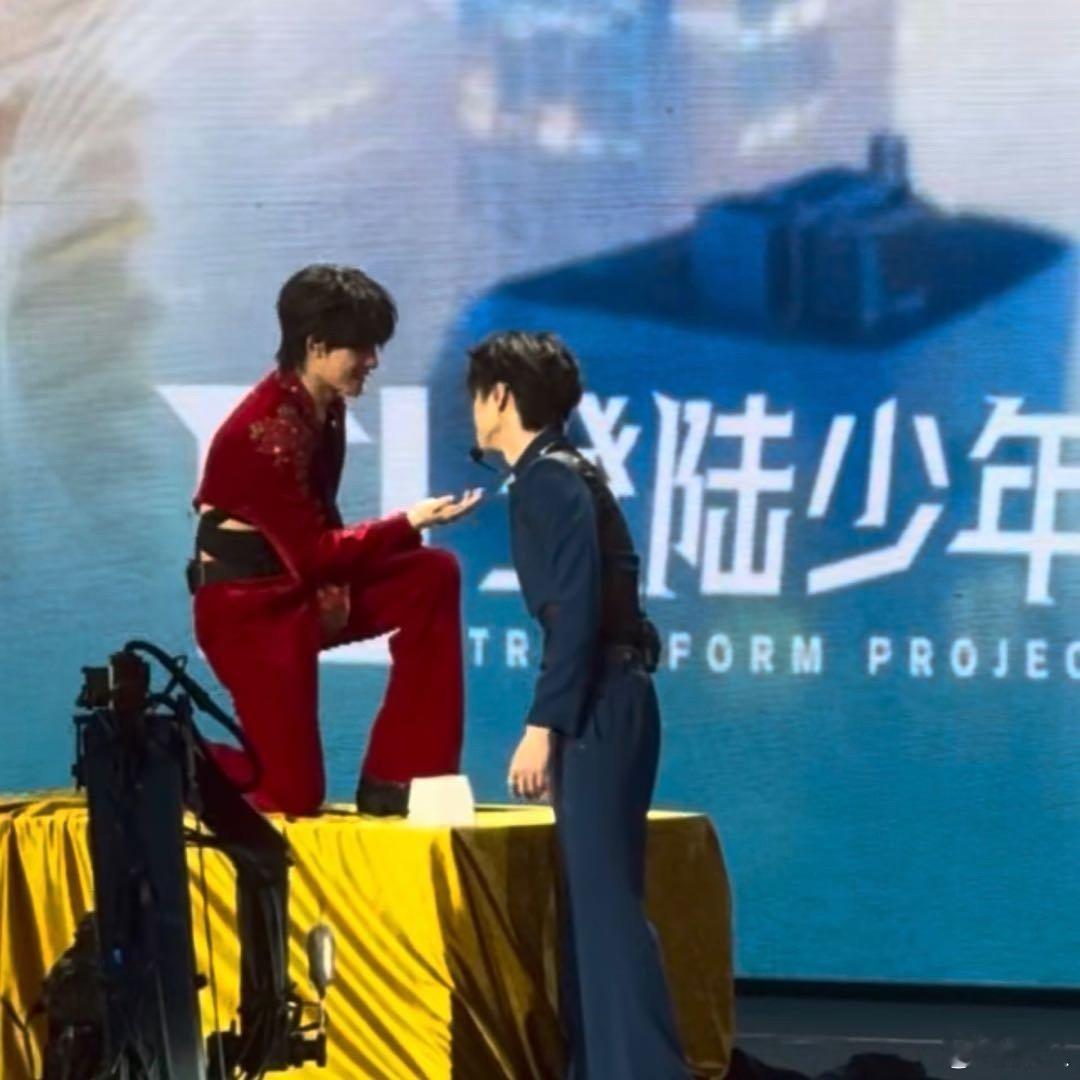 苏新皓对着朱志鑫单膝下跪苏新皓壁咚朱志鑫 苏新皓对着朱志鑫单膝下跪，我去麦好大朱