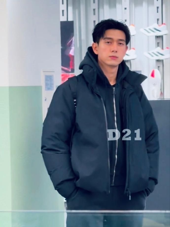 网友偶遇在首尔街头逛街的李现，这个回眸谁来懂一下，完全是韩剧氛围[老师好]  