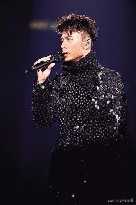 李克勤为什么歌红人不红？

有人说他是生不逢时，既生瑜何生亮，一路走来都是都是高