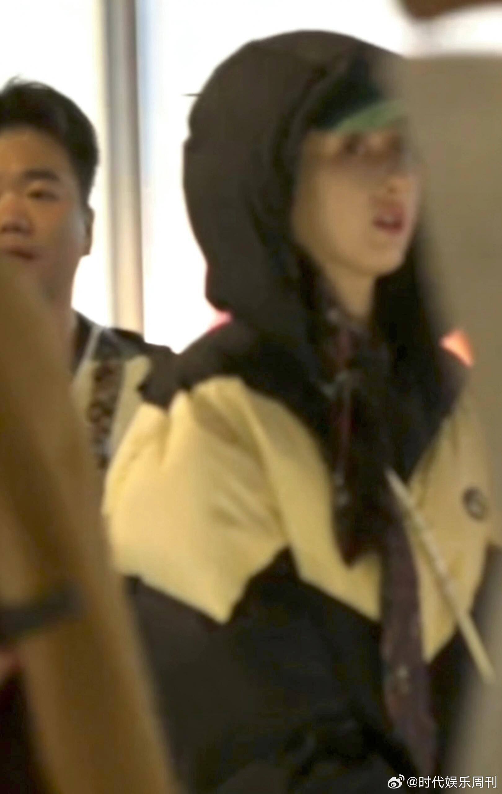 宋祖儿与好友逛游乐场 祖儿被拍到与好友一起逛游乐场，模糊的像素，清晰的美貌，好漂