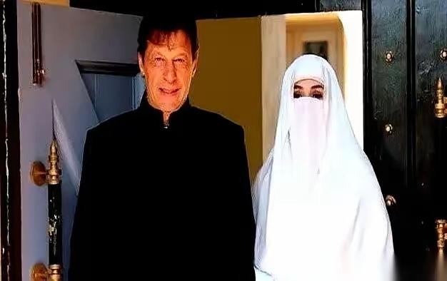 巴基斯坦前总理伊姆兰汗不但被抓进监狱了，连他的第3任妻子也被抓进监狱了。
看他第