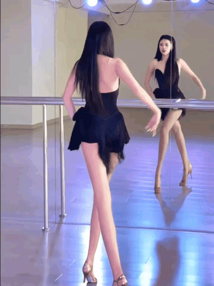 来，跟着美女学跳拉丁舞