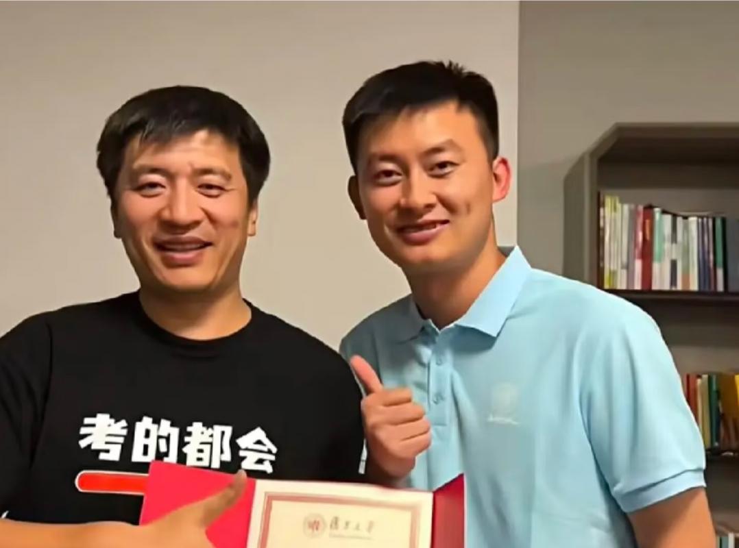 张雪峰老师离开后
他的接班人已经出现
由同公司的武亮全面接手

武亮是张雪峰还没