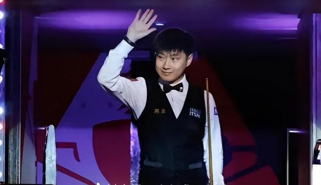 丁俊晖赵心童谁能问鼎2026世锦赛冠军从当前状态看，赵心童无疑是2026世锦赛夺