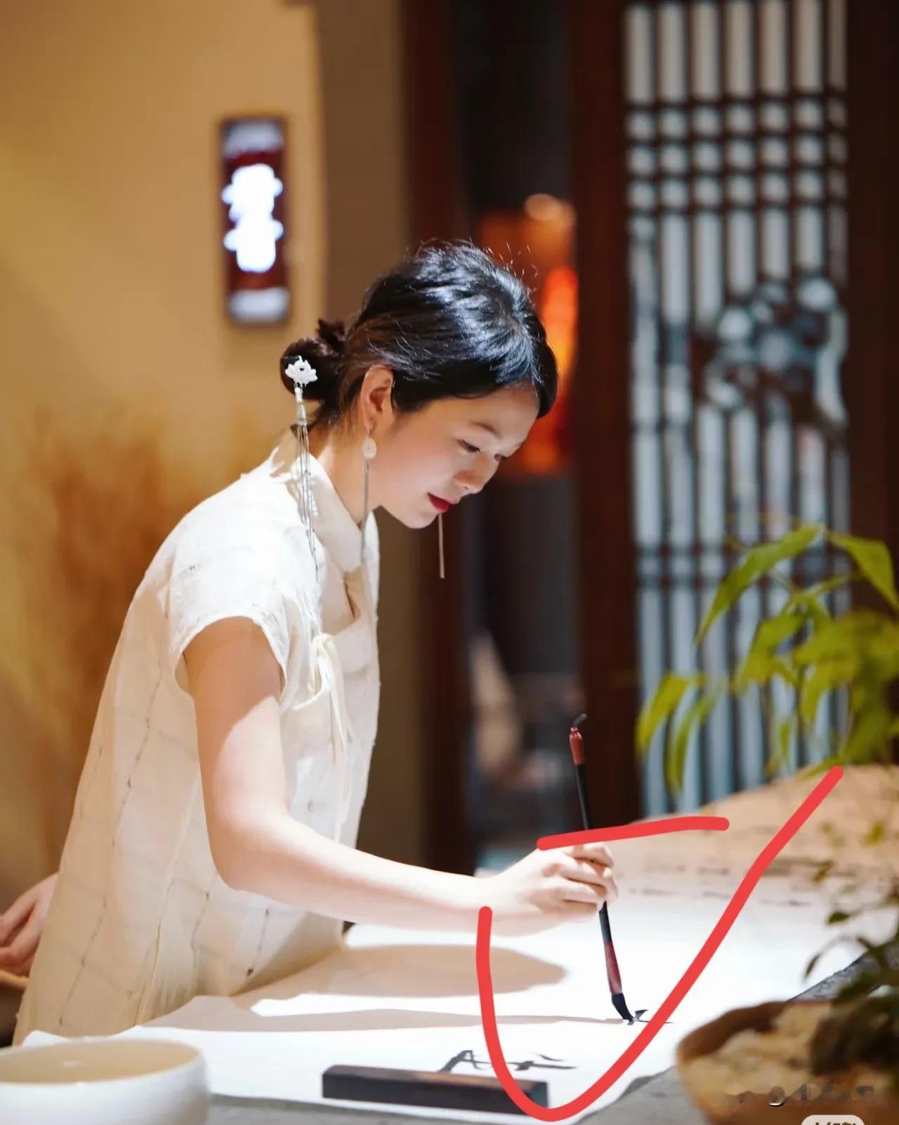 上联“琴棋书画”为四种才艺，“门门晓”体现精通；

下联“诗词歌赋”对应四种文学
