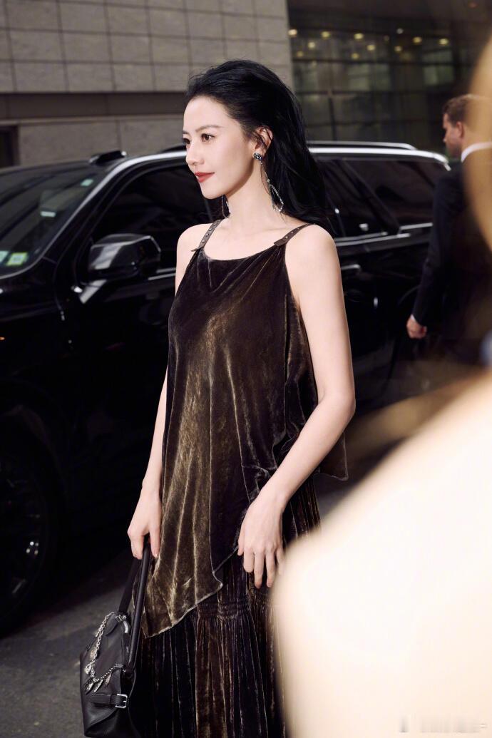 高圆圆和麦瑟尔夫人合影高圆圆麦瑟尔夫人热聊秀场惊喜名场面，高圆圆一袭丝绒长裙和麦