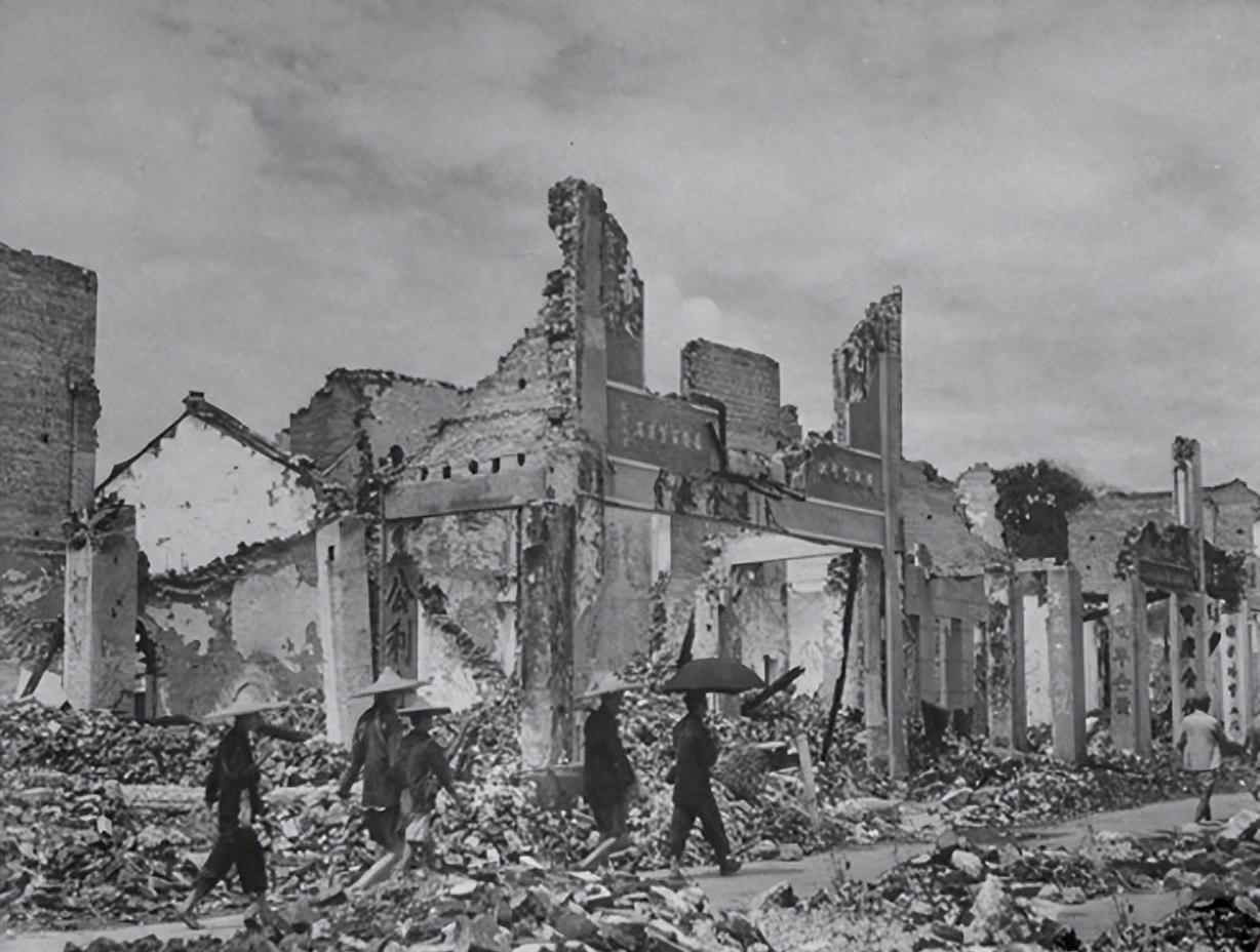 1944年，15万日军精锐扑向桂林，等待他们的却是两万“疯狗”。毒气弹下，守军七